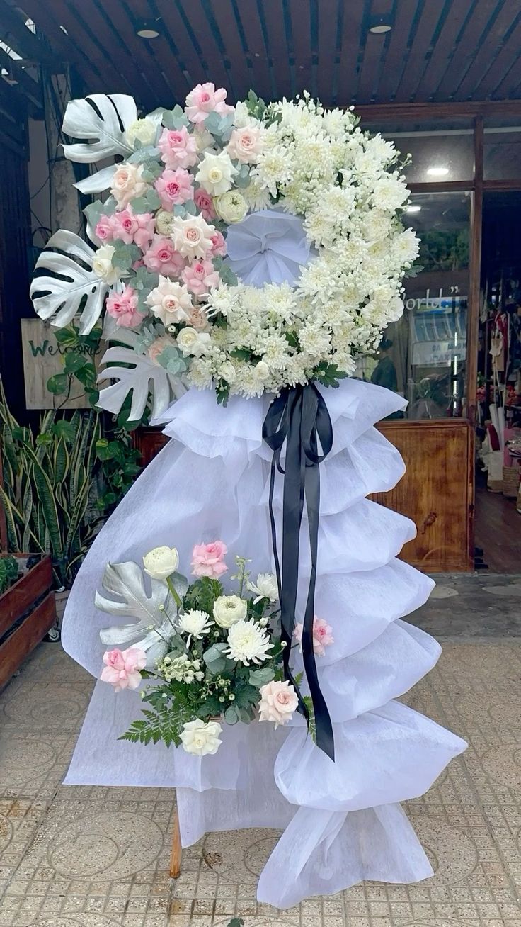 Hoa tang lễ tone trắng đen